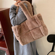 Borsa a mano in peluche elegante da donna, accessorio invernale versatile 7