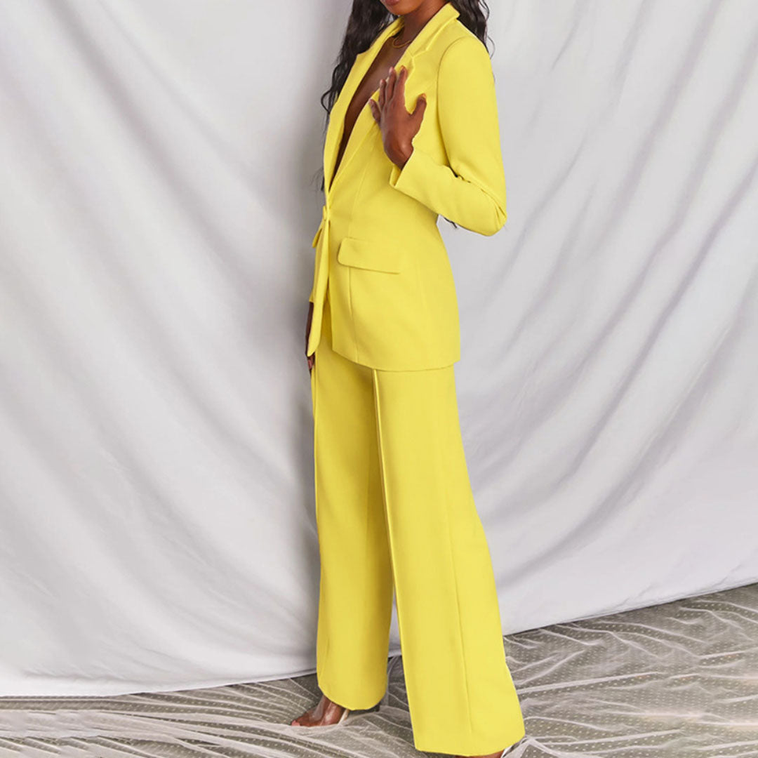 Completo da donna elegante con blazer e pantaloni per occasioni formali 2