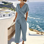 Completo da donna elegante in due pezzi: top avvolgente e pantaloni sartoriali per eventi estivi 1