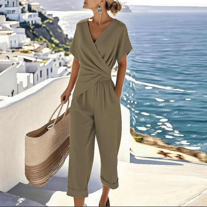 Completo da donna elegante in due pezzi: top avvolgente e pantaloni sartoriali per eventi estivi 2