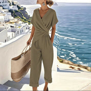 Completo da donna elegante in due pezzi: top avvolgente e pantaloni sartoriali per eventi estivi 2