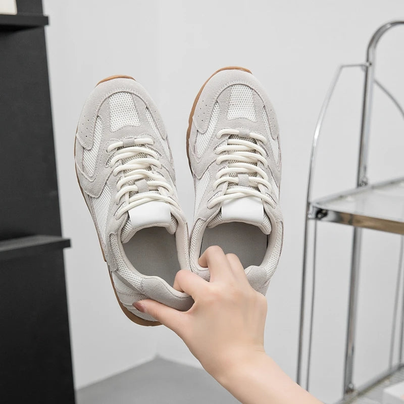 Sneakers comode da donna in pelle scamosciata con lacci retrò 5